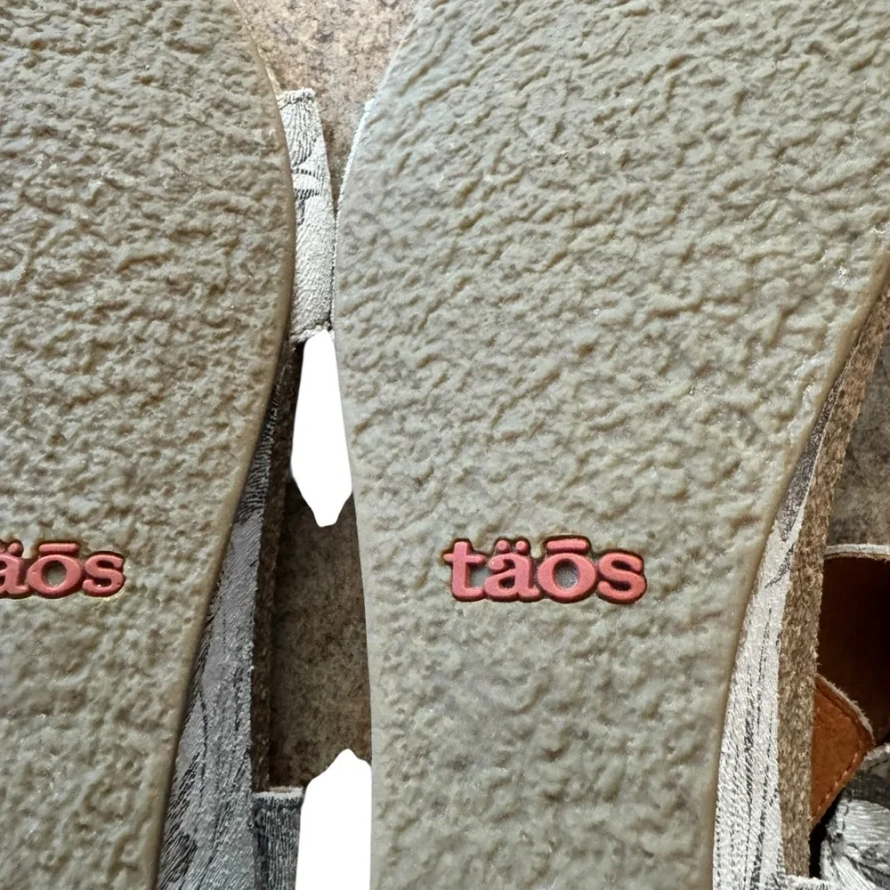 Women’s Taos Size 9-9.5 Gray/White Floral Carousel 2 Wedges w Hook/Loop Closures